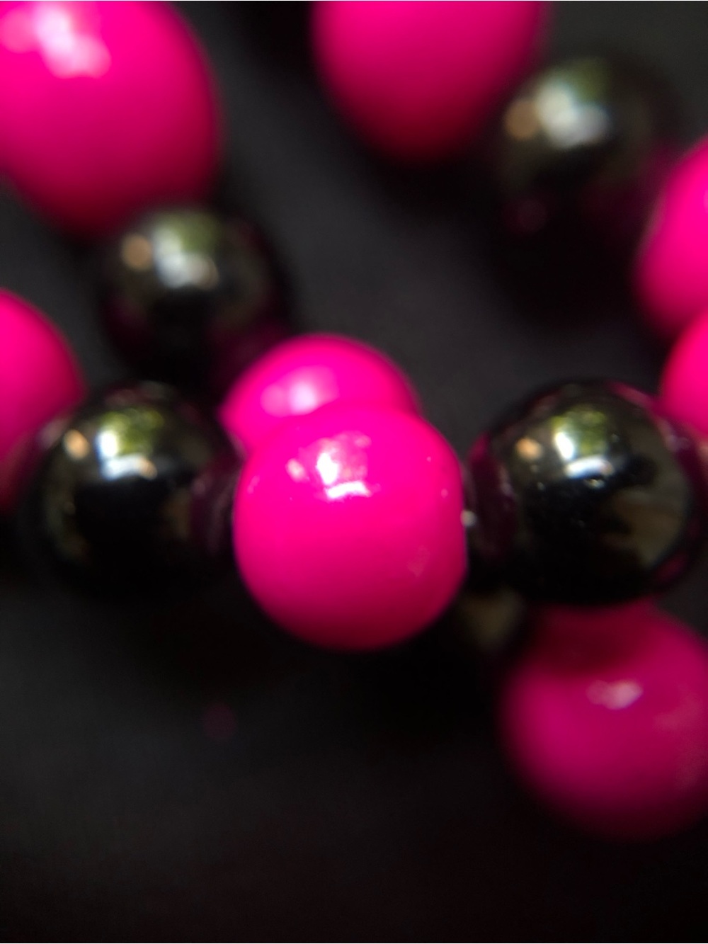 Vintage Triple Strand Fuschia and Black Beaded Necklace - Picture 5 of 6